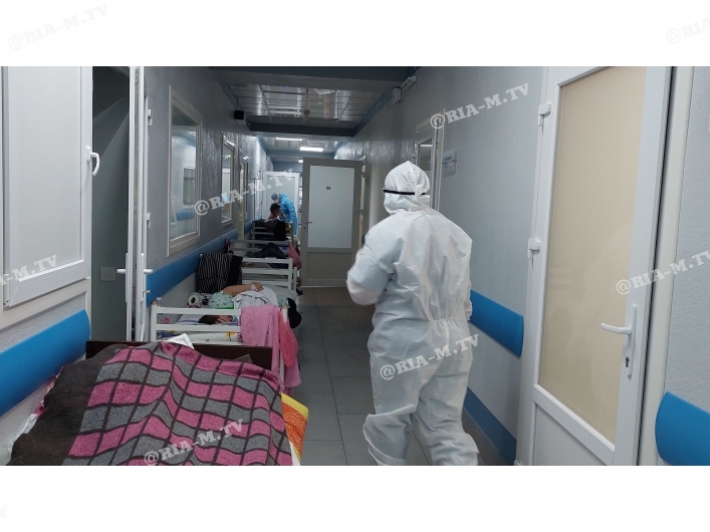 В Мелитополе ковидные пациенты лежат в коридорах – госпиталь временно не принимает больных (видео, фото)
