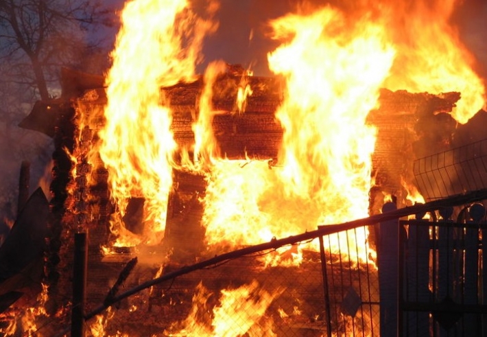 В Запорожье сгорела баня и крыша в частном доме
