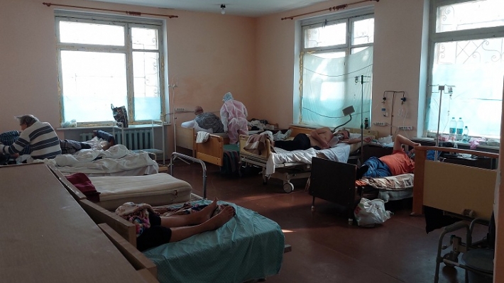 В Мелитополе родственники пациентов скандалят под ковидным госпиталем и требуют забрать пациентов из больницы (видео)