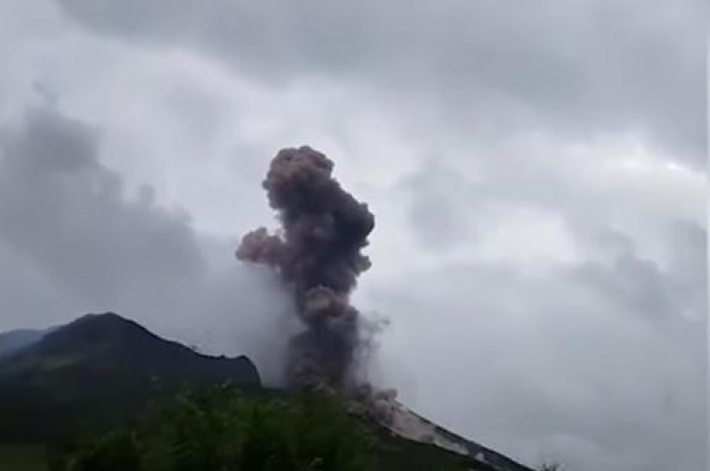 В Италии извергается вулкан Стромболи