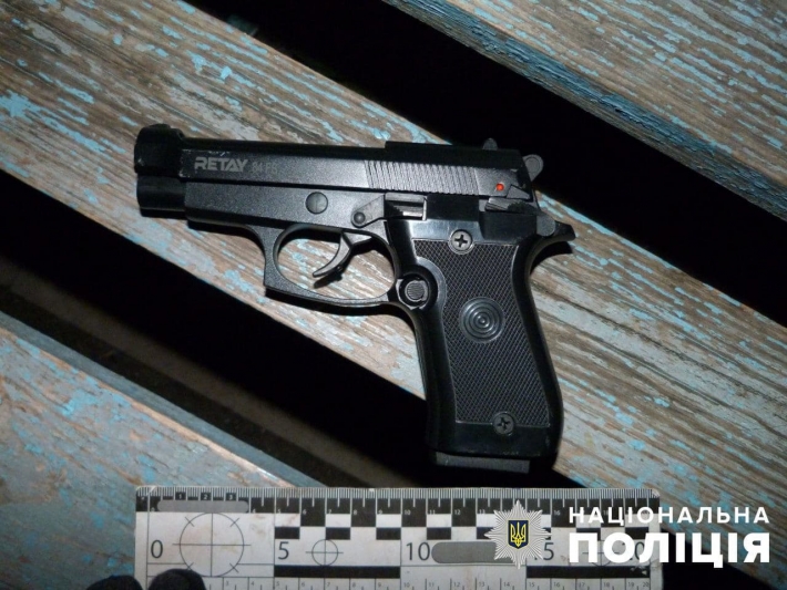 В Бердянске пьяный мужчина устроил стрельбу из пистолета (фото)