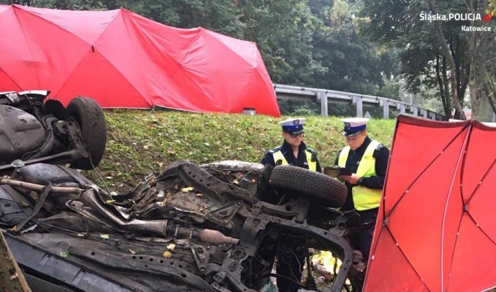 В Польше авто с украинцами на скорости влетело в дерево и перевернулось: тела вырезали