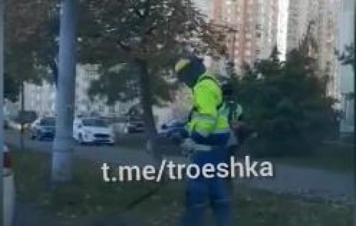 В Киеве коммунальщика с косилкой заметили за необычным занятием: видео