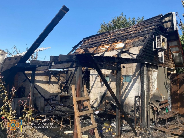 В сети появился момент возгорания жилого дома в Мелитополе (видео)