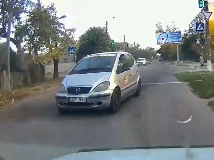 В Бердянске таксист едва не спровоцировал ДТП на перекрестке (видео)
