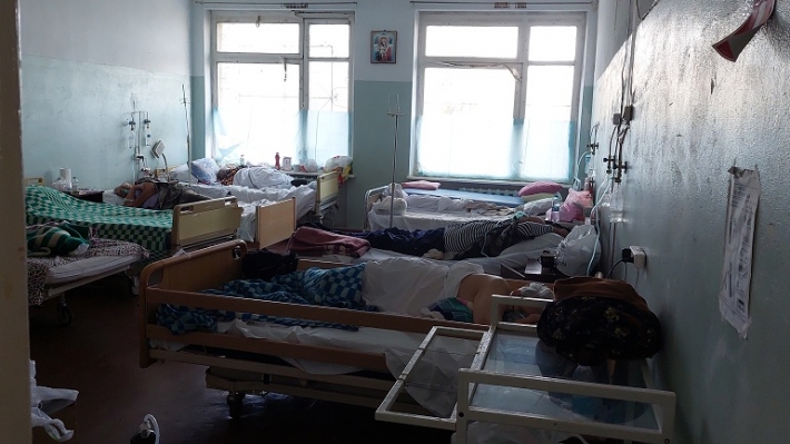 Родным пациентов ковидного госпиталя в Мелитополе назначения врача раздают ночью (видео)