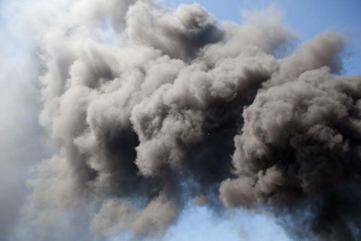 В Мелитополе две машины тушат пожар на заводе (видео)