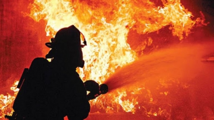 В Запорожье во время пожара в трехэтажке спасли двух человек