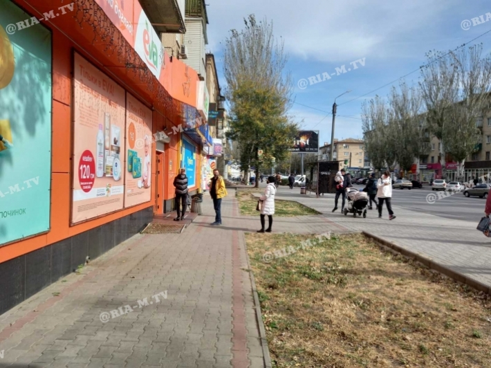 В Мелитополе даже днем возле аптек выстраиваются очереди (фото)