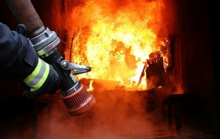 В Киеве на Осокорках вспыхнул масштабный пожар