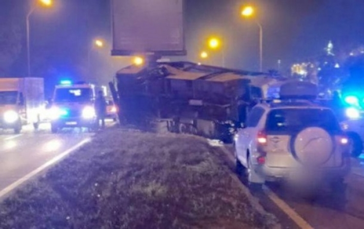 В Киеве маршрутка с пассажирами влетела в столб, погибли люди