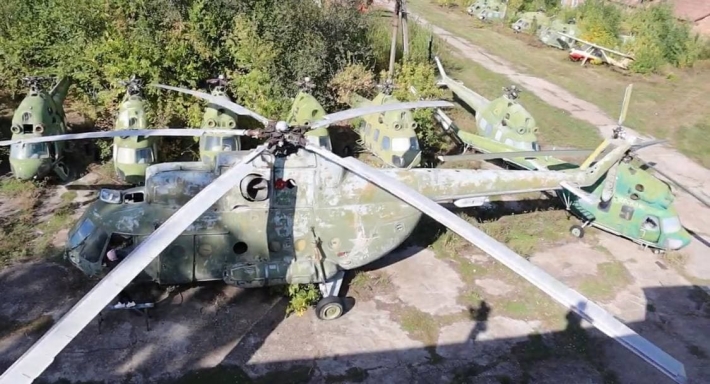 Блогеры из Мелитополя показали кладбище самолетов в Запорожской области (видео)