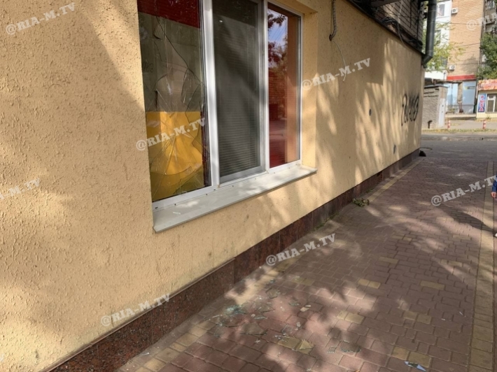 В Мелитополе разбили окно в популярном магазине (фото)