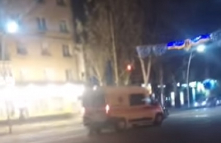 В центре Мелитополя мужчина на ходу запрыгнул в скорую (видео)