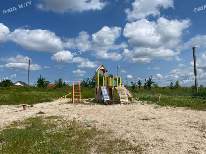 В Мелитополе детскую площадку разобрали на металл (фото, видео)