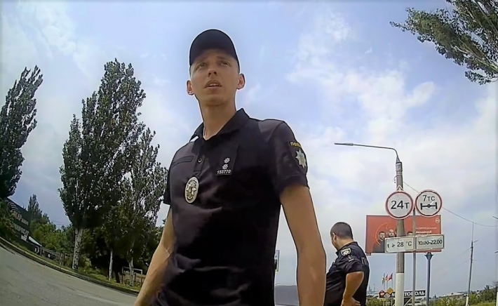 В Мелитополе активисты устроили охоту на полицейских (видео)