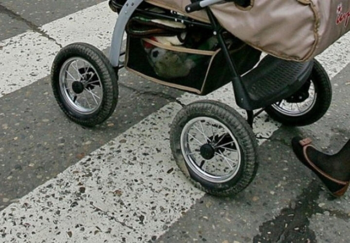 В Мелитополе женщина с коляской едва не угодила под колеса автомобиля (видео)