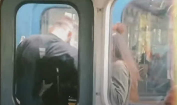 В метро Киева парочка устроила опасную фотосессию: видео