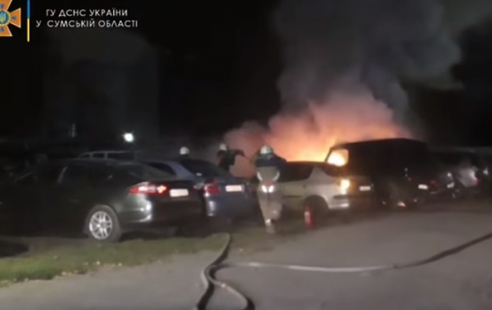 В Сумах горела стоянка, пострадали семь машин (видео)