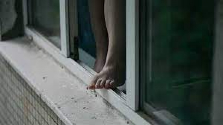 В Запорожье из окна выпала девочка-подросток