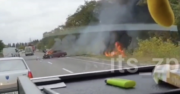 На трассе Мелитополь - Запорожье смертельное ДТП - сгорело два авто (видео)