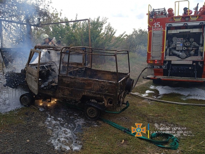 В Запорожской области сгорел гараж вместе с автомобилем ЛУАЗ (фото)