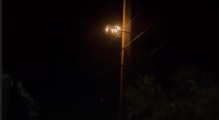 В Мелитополе на столбе горели провода - очевидцы схватились за телефоны (видео)