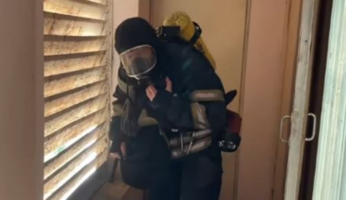 Спасали взрослых и детей: в Киеве пожарные вывели из огня жителей многоэтажки, видео