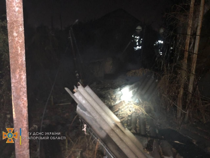 В Запорожье 12 спасателей тушили пожар в 2-этажном частном доме (фото)