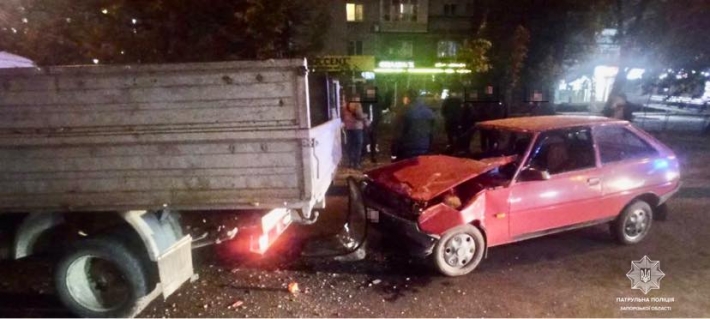 В Запорожье пьяный водитель ЗАЗа влетел в грузовик (фото)
