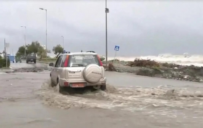 В Греции шторм превратил улицы в реки грязи (видео)