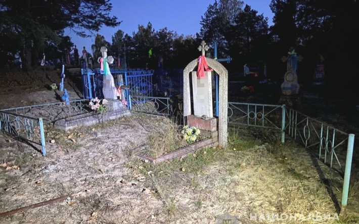 Вытащили кресты и срезали ограду: неизвестные осквернили 11 могил на кладбище (фото)