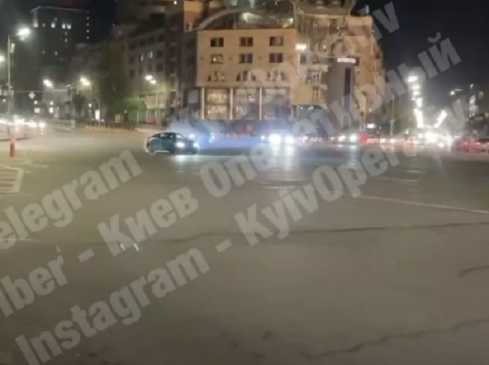 Люди, помогите - оно воняет! Сети впечатлило эмоциональное видео дрифта в Киеве