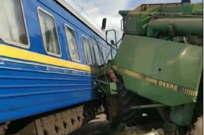 Комбайн врезался в пассажирский поезд Бахмут-Львов: фото и все подробности