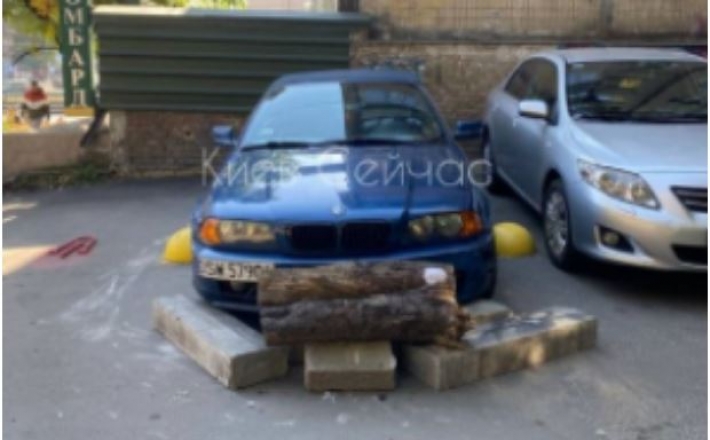 В Киеве местные жители необычно заблокировали "героя парковки": фото