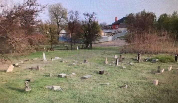 Кто в Мелитополе на старом кладбище устроил раскопки (видео, фото)