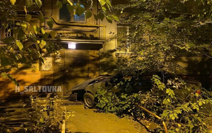В Харькове пьяный водитель въехал в подъезд дома (видео)