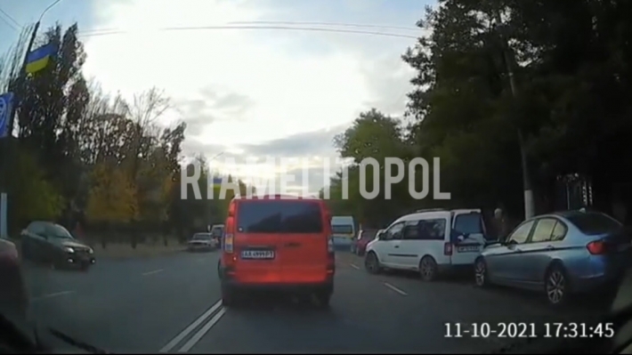 В Мелитополе водитель Мерседеса удивлял наглостью (видео)