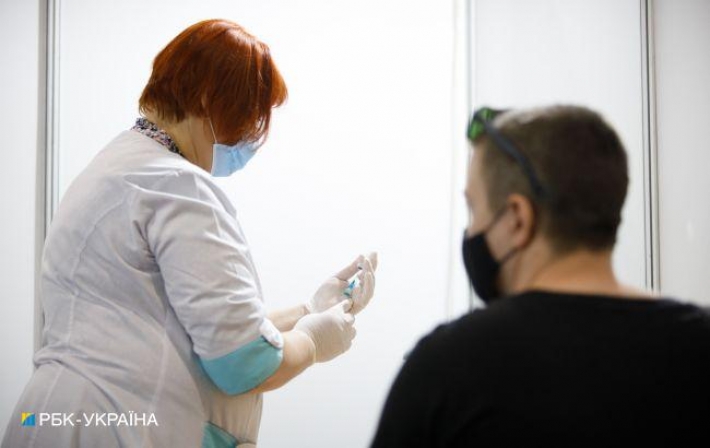 Украинцев призвали избавляться от домашних врачей-"антиваксов"