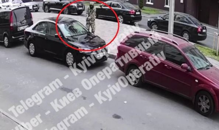 В Киеве неизвестный стрелял по автомобилю с семьей (видео)