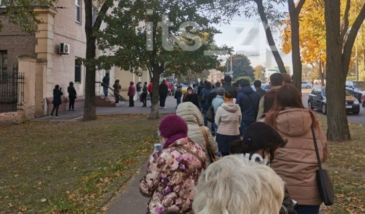 В Запорожье, чтобы сдать тест на ковид, люди часами стоят в очередях