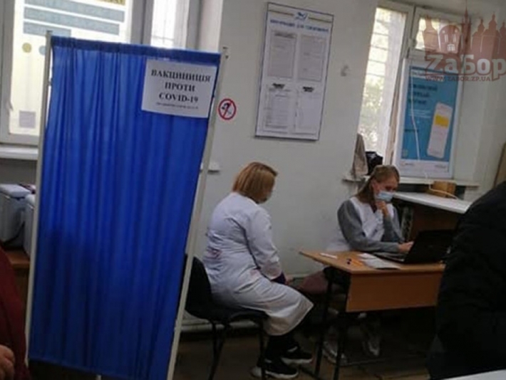 В Запорожье показали, как вакцинируют в почтовом отделении (фото)