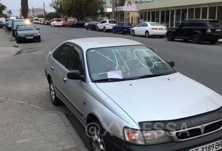 В Одессе разрисовали авто "героя парковки" и оставили грозное послание: фото