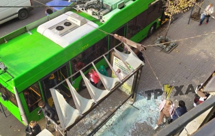 В Харькове троллейбус протаранил остановку (видео, фото)
