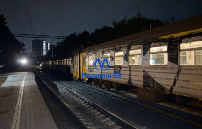 Сидел на рельсах и не реагировал: в Киеве электричка сбила мужчину