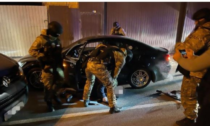 Много наркотиков, оружие и боеприпасы: в Киеве копы задержали опасную банду