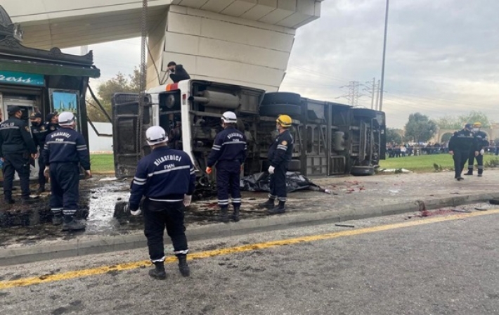 В Баку грузовик врезался в автобус, пять жертв (видео)