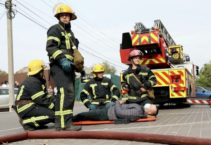 В Мелитополе на пожаре спасали трех человек - эвакуировали чиновников (фото, видео)