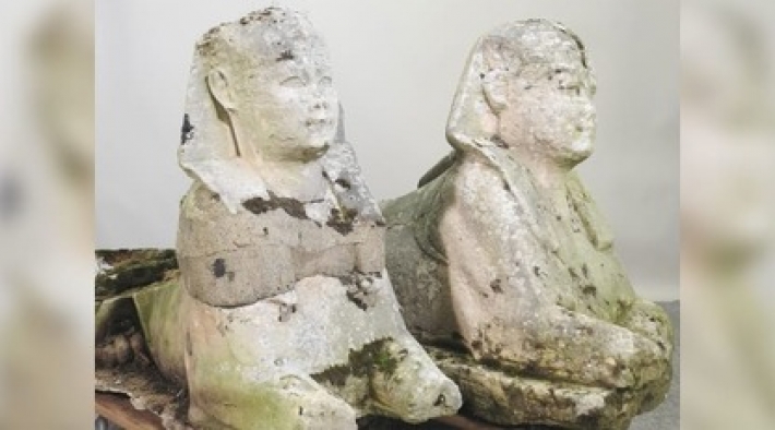 Семья решила продать облезлые садовые статуи, и даже не подозревала, что хранит дома древние артефакты из Египта