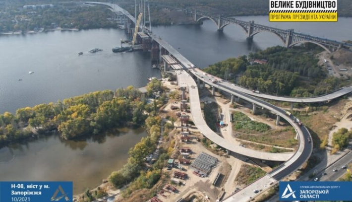В Запорожье на новом мосту начали укладку асфальта (фото)